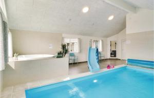 bagno con piscina e vasca di Amazing Home In Nørre Nebel With Wifi a Nørre Nebel