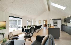 un soggiorno con tavolo e sedie di Amazing Home In Nørre Nebel With Wifi a Nørre Nebel