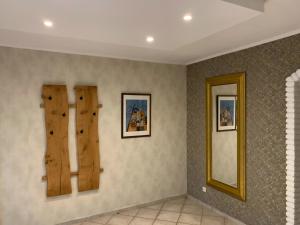 a room with three pieces of wood on the wall at Ferienwohnung Hammesdammer-Land in Lastrup