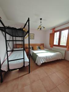 ein Schlafzimmer mit zwei Etagenbetten in der Unterkunft El Moral Centro de Turismo Rural in Valdecañas