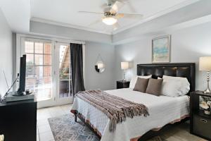 a bedroom with a bed and a ceiling fan at 305 W Taylor Garden in Savannah