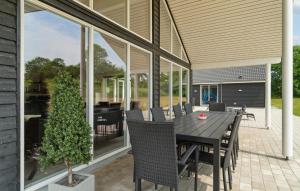 Patio nebo venkovní prostory v ubytování Gorgeous Home In Grenaa With Sauna
