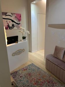 un salon avec un canapé et une table dans l'établissement SAN LORENZO Luxury Boutique, à Mantoue