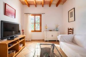 ein Wohnzimmer mit Sofa und Fernseher in der Unterkunft Villa Ca'n Tabou in Selva