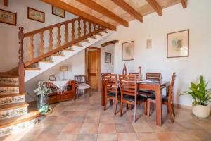 ein Esszimmer mit einem Holztisch und Stühlen in der Unterkunft Villa Ca'n Tabou in Selva