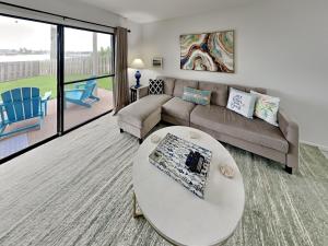 una sala de estar con un sofá y una mesa en Nautical Nook, en Rockport