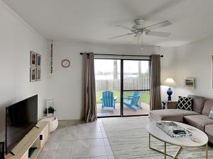 Una sala de estar con un sofá y un televisor. en Nautical Nook, en Rockport