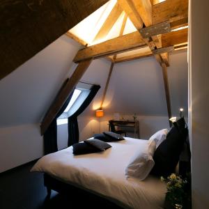 Una cama o camas en una habitación de 't Convent