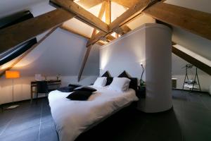 Una cama o camas en una habitación de 't Convent