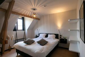 Una cama o camas en una habitación de 't Convent