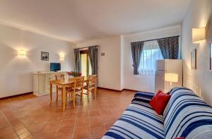 Posezení v ubytování ISA - Villas with air conditioning and private outdoor area just a few minutes from La Pelosa