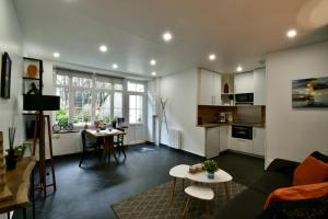 un salon avec un canapé et une table dans l'établissement Gite Saint Wulmer Vieille ville, à Boulogne-sur-Mer 3 autres photos