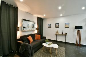 un salon avec un canapé et une table dans l'établissement Gite Saint Wulmer Vieille ville, à Boulogne-sur-Mer