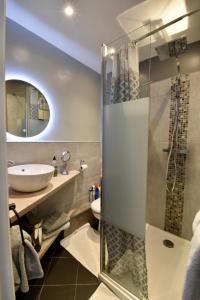 une salle de bain avec lavabo et douche dans l'établissement Gite Saint Wulmer Vieille ville, à Boulogne-sur-Mer