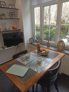 une table de salle à manger avec un bol de fruits dessus dans l'établissement Gite Saint Wulmer Vieille ville, à Boulogne-sur-Mer