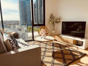Un televizor și/sau centru de divertisment la Box Hill 2bed 2bath Apartment 7x5