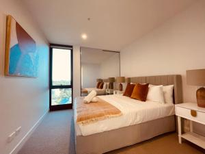 Un pat sau paturi într-o cameră la Box Hill 2bed 2bath Apartment 7x5