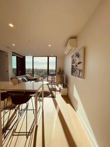 O zonă de relaxare la Box Hill 2bed 2bath Apartment 7x5 +8 fotografii