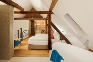 1 Schlafzimmer mit 4 Betten im Dachgeschoss in der Unterkunft Goldkind Feine Wohn- & Schlafstuben in Heppenheim an der Bergstrasse