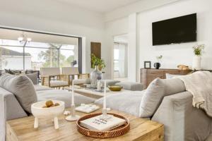 TV a/nebo společenská místnost v ubytování Sunscape Retreat