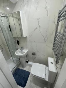 a bathroom with a sink and a toilet and a shower at Central London Zone 1 Room wbath in London