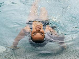 セントジュリアンズにあるHotel Argentoの水中に浮いている人