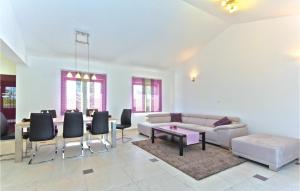 Posezení v ubytování Pet Friendly Home In Sveti Kirin