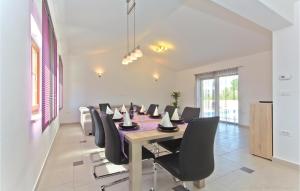 Posezení v ubytování Pet Friendly Home In Sveti Kirin