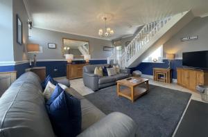 ein Wohnzimmer mit Sofa und Tisch in der Unterkunft Bridge Cottage in Keswick