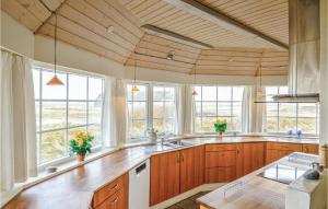 Fotografie z fotogalerie ubytování Nice Home In Harboøre With Kitchen v destinaci Harboør