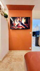 un soggiorno con camino sul muro di - LA SUITE DELOS - JACUZZI 2 PLACES - CENTRE VILLE A PIED - LIT QUEEN SIZE - PARKING PRIVÉE - WIFI - City Center within walking distance - a Quimper