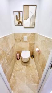 bagno con servizi igienici e specchio di - LA SUITE DELOS - JACUZZI 2 PLACES - CENTRE VILLE A PIED - LIT QUEEN SIZE - PARKING PRIVÉE - WIFI - City Center within walking distance - a Quimper Altre 39 foto