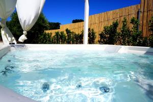 Bazén v ubytování Apartments In Villa Selva, Locorotondo, Puglia nebo v jeho okolí