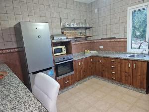 Kuchyň nebo kuchyňský kout v ubytování Spacious Villa with Pool in Pruna, 140 m²