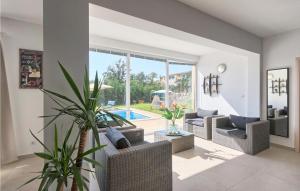 - un salon avec des canapés et une plante dans l'établissement Amazing Home In Naselje Muzini, à Tomišići