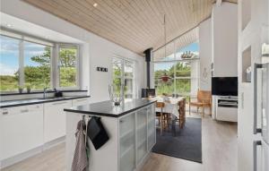 Dapur atau dapur kecil di Nice Home In Sæby With Wifi