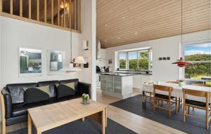 Dapur atau dapur kecil di Nice Home In Sæby With Wifi