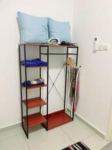 ジョホールバルにあるHaider's Homestay D'Summit Residence Kempas JBのベッドと枕が置かれた棚