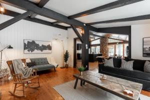 a living room with a couch and a table at Le Cozy de St-Come - Lake front- boats in Saint Come