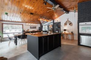 eine große Küche mit einer großen Insel in einem Haus in der Unterkunft Le Cozy de St-Come - Lake front- boats in Saint Come