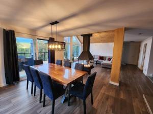 Khu vực ghế ngồi tại Chalet Isatis - SPA - Access to the Lake +40 ảnh