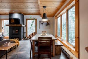 ein Wohnzimmer mit Tisch und Kamin in der Unterkunft Zazz - For precious moments with family or friends in Chertsey