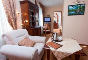 uma sala de estar com uma cadeira e uma mesa em Monomakh Hotel em Vladimir