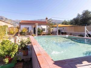 ein Swimmingpool vor einem Haus in der Unterkunft Villa Verde in Nigüelas