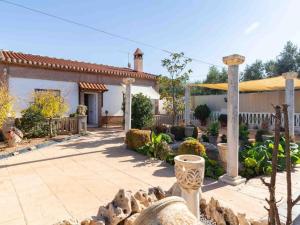 einen Hof mit einem Haus mit Garten in der Unterkunft Villa Verde in Nigüelas