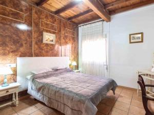 ein Schlafzimmer mit großem Bett und Fenster in der Unterkunft Villa Verde in Nigüelas + 40 Fotos