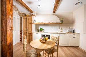 Kuchyň nebo kuchyňský kout v ubytování Lodge Bonaparte - Charmant T2 Lumineux + 13 fotografií