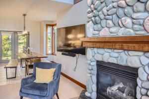 Χώρος καθιστικού στο Moonshine Crescent 365 by Okanagan Premier