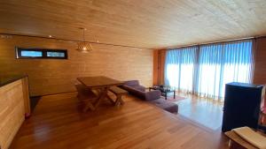 ein Wohnzimmer mit Tisch und Couch in der Unterkunft Casa Morro Punta de Lobos in Pichilemu