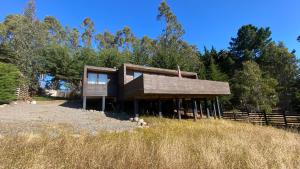 ein Haus am Hang eines Hügels in der Unterkunft Casa Morro Punta de Lobos in Pichilemu
